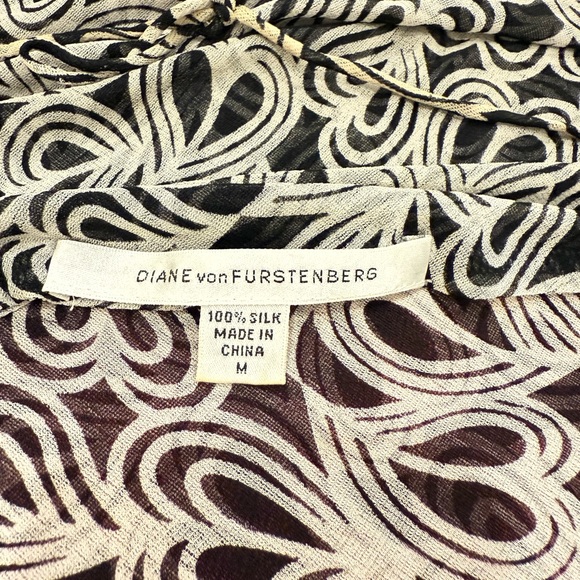 ✨VINTAGE✨ Diane Von Furstenberg ♥️ Heart Print Whimsical Blouse. - Picture 2 of 2